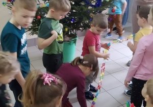 Zawieszanie świątecznego łańcucha w Łaznowie
